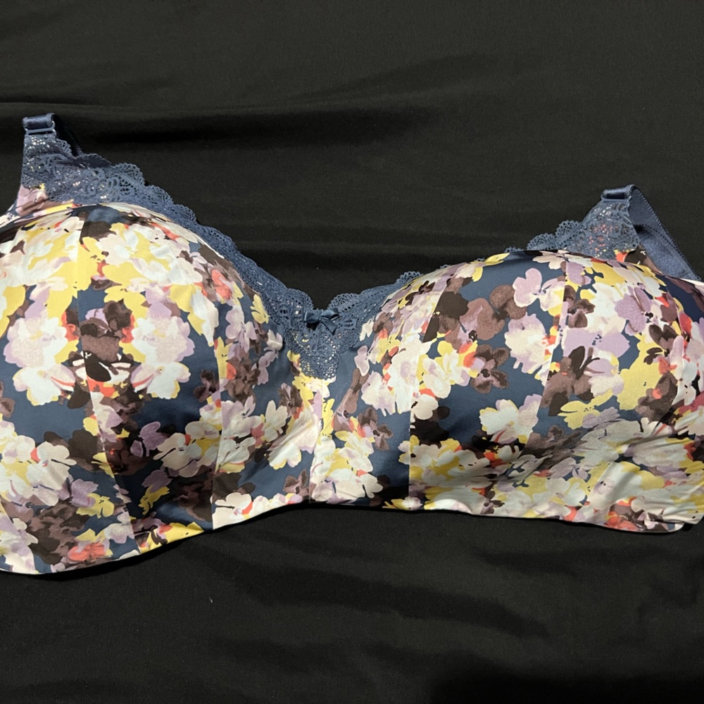 Torrid bra wire-free lightly lined size 40H.